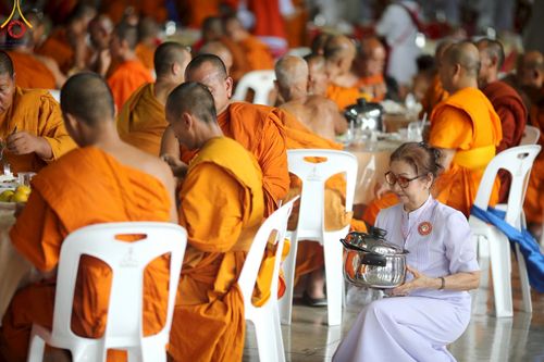 ภาพ No.219454:วันอังคารที่ 22 เมษายน พ.ศ. 2568 พิธีมอบปัจจัยช่วยเหลือครู 4 จังหวัดชายแดนภาคใต้ , พิธีกล่าวคำถวายอุปกรณ์ เพื่อเตรียมการต้อนรับคณะสงฆ์ฯ , พิธีกล่าวคำถวายภัตตาหารเป็นสังฆทาน , คณะสงฆ์ฉันภัตตาหารเพล  เนื่องในวันคุ้มครองโลก พิธีถวายมหาสังฆทานแด่คณะสงฆ์