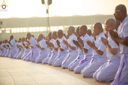 ภาพ No.217001:วันเสาร์ที่ 12 เมษายน พ.ศ. 2568 พิธีเวียนประทักษิณรอบพระมหาธรรมกายเจดีย์  พิธีวันทาเจดีย์ พิธีขอขมาและมอบผ้าไตร ในโครงการอุปสมบทหมู่ บูชาธรรมหลวงพ่อธัมมชโย, โครงการธรรมทายาท ระดับอุดมศึกษา รุ่นที่ 52 ,  โครงการบวชพระนานาชาติ AEC & WAB CEO รุ่นที่ 4 , ณ ว