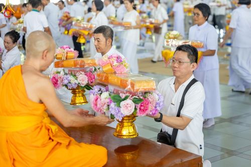 ภาพ No.162182:พิธีถวายภัตตาหารเมนูสวรรค์ เนื่องในวันออกพรรษา (ขึ้น 15 ค่ำ เดือน 11) วันพฤหัสบดีที่ 17 ตุลาคม พ.ศ. 2567 ณ หอฉันคุณยายอาจารย์ฯ วัดพระธรรมกาย