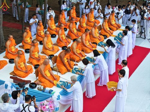 ภาพ No.107426:พิธีตักบาตรพระธรรมยาตราฯ ในโครงการธรรมยาตรากตัญญูบูชา มหาปูชนียาจารย์ พระมงคลเทพมุนี(สด จนฺทสโร) พระผู้ปราบมาร ปีที่ 12 ณ อนุสรณ์สถานมหาวิหารพระมงคลเทพมุนี อ.สองพี่น้อง จ.สุพรรณบุรี วันที่ 7 มกราคม พ.ศ. 2567