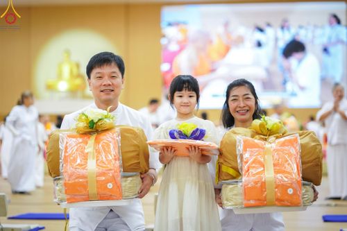 ภาพ No.180863:พิธีถวายภัตตาหารเมนูสวรรค์ และพิธีถวายอุปกรณ์กันหนาว แด่คณะพระภิกษุสามเณรวัดพระธรรมกาย วันอาทิตย์ที่ 8 ธันวาคม พ.ศ.2567 ณ สภาธรรมกายสากล วัดพระธรรมกาย