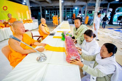 ภาพ No.194953:พิธีถวายภัตตาหารเป็นสังฆทาน แด่พระธรรมยาตรา ณ อนุสรณ์สถานมหาวิหารพระมงคลเทพมุนี (โลตัสแลนด์) อ.สองพี่น้อง จ.สุพรรณบุรี ในโครงการธรรมยาตรา กตัญญูบูชา มหาปูชนียาจารย์ พระมงคลเทพมุนี(สด จนฺทสโร) พระผู้ปราบมาร แห่ง ปีที่ 13 วันที่ 14 มกราคม พ.ศ.2568