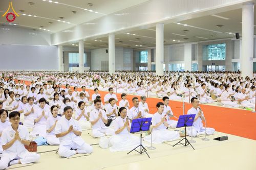 ภาพ No.232069:วันอาทิตย์ที่ 6 กรกฏาคม พ.ศ. 2568 พิธีตักบาตร ข้าวสารอาหารแห้ง  พิธีบูชาข้าวพระ สัมมนาพิเศษราชเหล็ก ณ สภาธรรมกายสากล วัดพระธรรมกาย