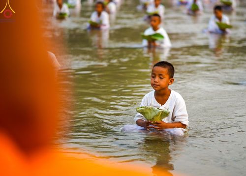 ภาพ No.63325:Photo Story  มหัศจรรย์วัดดงดินแดง Episode 1  พิธีปลงผมนาคธรรมทายาท  ในโครงการบรรพชาอุปสมบทหมู่ ฟื้นฟูพระพุทธศาสนาทั่วไทย วัดดงดินแดง ณ ลำน้ำแม่ตื่น อ.อมก๋อย จ.เชียงใหม่ วันที่ 2 เมษายน พ.ศ. 2567