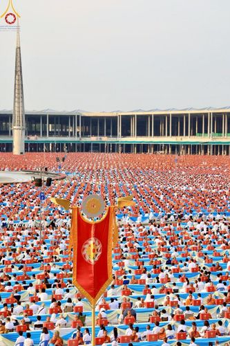 ภาพ No.219629:วันอังคารที่ 22 เมษายน พ.ศ. 2568 พิธีถวายมหาสังฆทานคณะสงฆ์ 40,000 กว่าวัดทั่วประเทศ เนื่องในวันคุ้มครองโลก ณ วัดพระธรรมกาย จ.ปทุมธานี