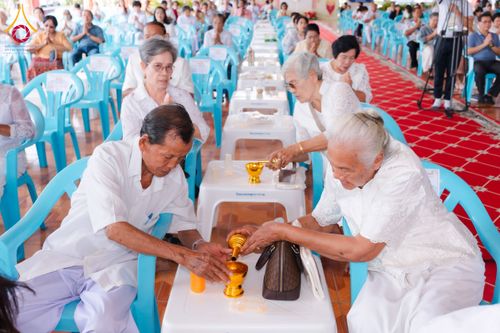 ภาพ No.170784:พิธีทอดกฐิน ณ วัดมงคลพุการาม ปทุมธานี ในโครงการกฐินสามัคคีทั่วไทย 30,000 วัด บูชาธรรม 80 ปี หลวงพ่อธัมมชโย โดยคณะศิษยานุศิษย์วัดพระธรรมกาย วันที่ 27 ตุลาคม พ.ศ. 2567