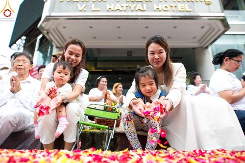 ภาพ No.128247:พิธีอัญเชิญพระบรมสารีริกธาตุ " ใจกลางเมืองนครหาดใหญ่ " เพื่อประดิษฐาน ณ มหารัตนเจดีย์สิริปทุมสวรรค์ (เจดีย์อริยพุทธะ 5 พระองค์) ศูนย์ปฏิบัติธรรมภาคใต้ อ.บางกล่ำ จ.สงขลา  วันที่ 9 มีนาคม พ.ศ.2567 (ชุดที่ 1)