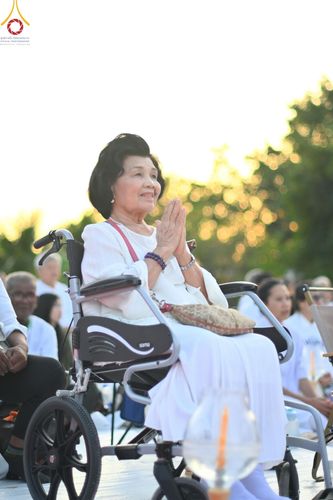 ภาพ No.192694:พิธีจุดประทีปถวายเป็นพุทธบูชา และบูชาธรรมมหาปูชนียาจารย์ ณ อนุสรณ์สถานคลองบางนางแท่น อ.สามพราน จ.นครปฐม ในโครงการธรรมยาตรา กตัญญูบูชา มหาปูชนียาจารย์ พระมงคลเทพมุนี(สด จนฺทสโร) พระผู้ปราบมาร อนุสรณ์สถาน 7 แห่ง ปีที่ 13 วันที่ 10 มกราคม พ.ศ. 2568