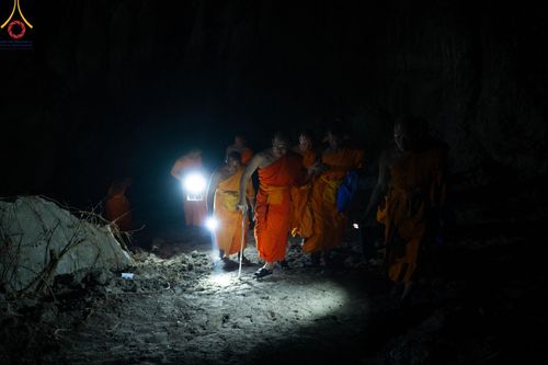 ภาพ No.138690:Photo Story  มหัศจรรย์วัดดงดินแดง Episode 6 พระภิกษุ-สามเณร ในโครงการบรรพชาอุปสมบทหมู่  กว่า 500 รูป และศีลจาริณีกว่า 300 คน ร่วมกันก่อพระเจดีย์ทราย 20,000 องค์ และจุดประทีป  บูชาธรรม 80 ปี หลวงพ่อธมฺมชโย กลางลำน้ำแม่ตื่น