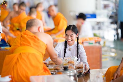 ภาพ No.122918:พิธีสวดพระพุทธมนต์ พิธีทอดผ้าบังสุกุล และพิธีถวายภัตตาหาร เป็นสังฆทานแด่พระภิกษุ สามเณร เนื่องในวันมหาปูชนียาจารย์ วันเสาร์ที่ 3 กุมภาพันธ์ พ.ศ. 2567 ณ หอฉันคุณยายอาจารย์ฯ วัดพระธรรมกาย