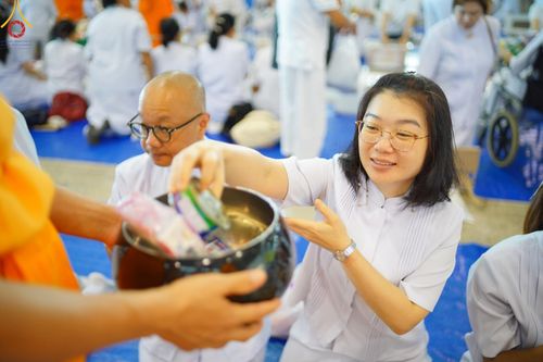 ภาพ No.139115:พิธีตักบาตร , พิธีบูชาข้าวพระ ณ ห้องแก้วสารพัด 1 สภาธรรมกายสากล วัดพระธรรมกาย วันอาทิตย์ต้นเดือนที่ 2 มิถุนายน พ.ศ. 2567