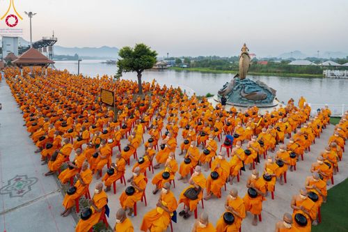 ภาพ No.101869:ตักบาตรพระ 10,000 รูป เติมบุญให้แผ่นดิน เนื่องในโอกาส 192 ปี จังหวัดกาญจนบุรี หนึ่งในโครงการตักบาตรพระ 2,000,000 รูป  77 จังหวัดทุกวัดทั่วไทย วันจันทร์ที่ 11 ธันวาคม พ.ศ. 2566 บริเวณถนนสองแคว (SKY WALK) เมืองกาญจนบุรี