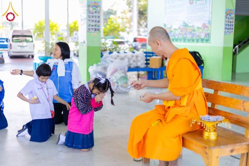 ภาพ No.197497:พิธีทอดผ้าป่าทำนุบำรุงศาสนสถาน ณ วัดโบสถ์(บน) ตำบลบางคูเวียง อำเภอบางกรวย จังหวัดนนทบุรี ในโครงการธรรมยาตรา กตัญญูบูชา มหาปูชนียาจารย์ พระมงคลเทพมุนี(สด จนฺทสโร) พระผู้ปราบมาร อนุสรณ์สถาน 7 แห่ง ปีที่ 13 วันที่ 17 มกราคม พ.ศ. 2568