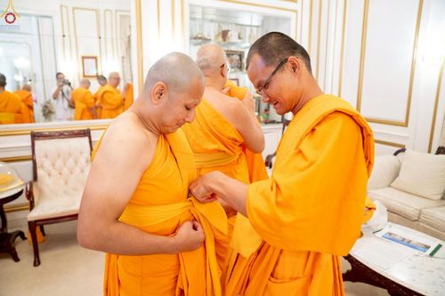 ภาพ No.252287:วันที่ 4-5 ตุลาคม พ.ศ. 2568  วัดพระธรรมกายแคลิฟอร์เนีย ประเทศสหรัฐอเมริกา ได้จัดพิธีตัดปอยผม โดยคณะสงฆ์ ญาติ ๆ และสาธุชน ให้กับนาคธรรมทายาท 8 ท่าน และได้จัดพิธีบรรพชา-อุปสมบท ฉลองพิธีทอดกฐินบรมจักรพรรดิ สร้างอุโบสถ 82 ปี บูชาธรรมหลวงพ่อธัมมชโย