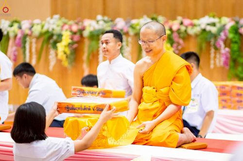 ภาพ No.245967:วันเสาร์ที่ 13 กันยายน พ.ศ. 2568 พิธีมอบผ้าไตรประธานกฐินสัมฤทธิ์เด็กดี V-Star ณ สภาธรรมกายสากล วัดพระธรรมกาย