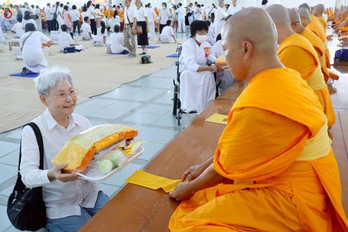 ภาพ No.240127:วันเสาร์ที่ 23 สิงหาคม พ.ศ. 2568 (วันพระ แรม 14 ค่ำ เดือน 9) พิธีบุพเปตพลี ครั้งที่ 169 ร่วมอุทิศบุญแด่หมู่ญาติที่ล่วงลับไปแล้ว และสืบทอดอายุพระพุทธศาสนา ณ หอฉันคุณยายอาจารย์ฯ วัดพระธรรมกาย