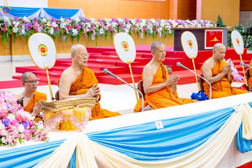 ภาพ No.233818:วันเสาร์ที่ 19 กรกฎาคม พ.ศ.2568 วันมหารำลึก ครั้งที่ 35 พิธีรำลึกถึงนักสร้างบารมี , พิธีสวดพระพุทธมนต์ , พิธีทอดผ้าบังสกุลและถวายไทยธรรม วัดพระธรรมกาย