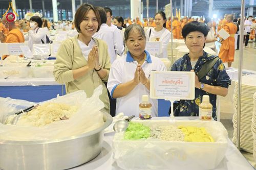 ภาพ No.204339:พิธีถวายภัตตาหารเป็นสังฆทาน แด่พระธรรมยาตรา ณ วัดพระธรรมกาย ตำบลคลองสาม อำเภอคลองหลวง จังหวัดปทุมธานี ในโครงการธรรมยาตรา กตัญญูบูชา มหาปูชนียาจารย์ พระมงคลเทพมุนี(สด จนฺทสโร) พระผู้ปราบมาร อนุสรณ์สถาน 7 แห่ง ปีที่ 13 วันที่ 31 มกราคม พ.ศ. 2568