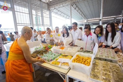 ภาพ No.203246:พิธีถวายภัตตาหารเป็นสังฆทาน แด่พระธรรมยาตรา ณ วัดพระธรรมกาย ตำบลคลองสาม อำเภอคลองหลวง จังหวัดปทุมธานี ในโครงการธรรมยาตรา กตัญญูบูชา มหาปูชนียาจารย์ พระมงคลเทพมุนี(สด จนฺทสโร) พระผู้ปราบมาร อนุสรณ์สถาน 7 แห่ง ปีที่ 13 วันที่ 29 มกราคม พ.ศ. 2568