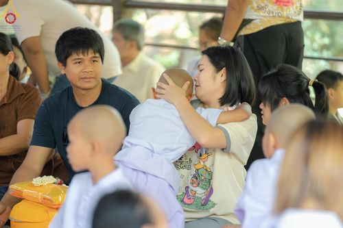 ภาพ No.135100: พิธีบรรพชาสามเณร  พิธีตักบาตรฉลองสามเณรใหม่ วันที่ 1 เมษายน พ.ศ.2567 ในโครงการบรรพชาสามเณรฟื้นฟูพระพุทธศาสนาทั่วไทย ณ ศูนย์ปฏิบัติธรรมแก้วเมืองเลย