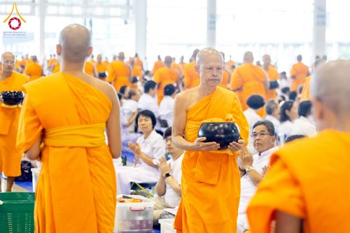 ภาพ No.223391:วันวิสาขบูชา วันอาทิตย์ที่ 11 พฤษภาคม พ.ศ. 2568 พิธีตักบาตร และปฎิบัติธรรม ณ สภาธรรมกายสากล วัดพระธรรมกาย