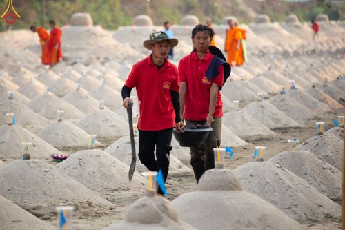 ภาพ No.140384:Photo Story มหัศจรรย์วัดดงดินแดง  EP.8  ภาพการเตรียมงาน การปฎิบัติงาน ของเหล่าผู้ทุ่มเทและเสียสละ เพื่อความสำเร็จของความมหัศจรรย์ ณ วัดดงดินแดง ต.ม่อนจอง อ.อมก๋อย จ.เชียงใหม่ วันที่ 1-7 เมษายน พ.ศ. 2567