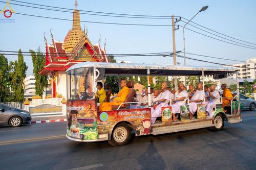 ภาพ No.59171:พิธีปลงผมและแห่นาคธรรมทายาท ในโครงการบรรพชาสามเณร ภาคฤดูร้อน เฉลิมพระเกียรติพระบาทสมเด็จพระเจ้าอยู่หัว เนื่องในโอกาส  พระราชพิธีมหามงคลเฉลิมพระชนมพรรษา 6 รอบ  ปลงผมนาคในวันที่ 21 เมษายน พ.ศ 2567 ณ วัดกลางธนรินทร์ (ธรรมอุทยานบ้านแป้ง)