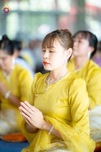 ภาพ No.143726:พิธีถวายผ้าไตร, สวดธรรมจักร, ปฏิบัติธรรม และฟังแสดงพระธรรมเทศนา ภาษาเมียนมา โดยมีสาธุชนชาวเมียนมากว่า 4,000 คน เข้าร่วมพิธี ณ มหารัตนวิหารคด วัดพระธรรมกาย วันอาทิตย์ที่ 7 กรกฎาคม พ.ศ. 2567