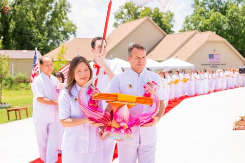 ภาพ No.234650:วันอาทิตย์ที่ 20 กรกฎาคม  พ.ศ.2568 พิธีทอดผ้าป่าภาคพื้นอเมริกา พิธีเจริญพระพุทธมนต์ ฉลองอาคารแก้วธรรมชัยรัตนอนันต์ วัดพระธรรมกายเทนเนสซี ประเทศสหรัฐอเมริกา