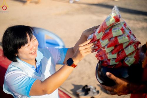 ภาพ No.211966:วันจันทร์ที่ 17 มีนาคม พ.ศ. 2568 พิธีตักบาตรพระกว่า 300 รูป ฉลองพิธีประดิษฐานพระบรมสารีริกธาตุ ณ ปทุมเจดีย์ เจดีย์พระพุทธเจ้า 5 พระองค์ ศูนย์อบรมเยาวชนปัตตานี บ้านโคกดีปลี ตำบลตุยง อำเภอหนองจิก จังหวัดปัตตานี