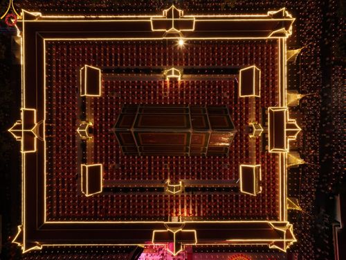 ภาพ No.197197:พิธีจุดประทีปถวายเป็นพุทธบูชา และบูชาธรรมมหาปูชนียาจารย์ ณ วัดโบสถ์(บน) ตำบลบางคูเวียง อำเภอบางกรวย จังหวัดนนทบุรี ในโครงการธรรมยาตรา กตัญญูบูชา มหาปูชนียาจารย์ พระมงคลเทพมุนี(สด จนฺทสโร) พระผู้ปราบมาร อนุสรณ์สถาน 7 แห่ง ปีที่ 13 วันที่ 18 มกราคม พ.ศ. 25