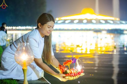 ภาพ No.170348:พิธีลอยกระทงธรรม ณ สระเศรษฐีทะเลบุญ มหาวิหารพระมงคลเทพมุนีฯ วัดพระธรรมกาย วันศุกร์ที่ 15 พฤศจิกายน พ.ศ.2567 (วันเพ็ญ 15 ค่ำ เดือน 12)