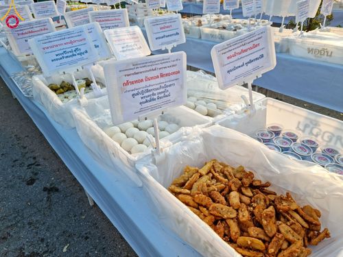 ภาพ No.108503:ถวายภัตตาหารเป็นสังฆทาน แด่คณะพระธรรมยาตราฯ ในโครงการธรรมยาตรากตัญญูบูชา มหาปูชนียาจารย์ พระมงคลเทพมุนี(สด จนฺทสโร) พระผู้ปราบมาร อนุสรณ์สถาน 7 แห่ง ปีที่ 12 วันที่ 7 มกราคม พ.ศ. 2567 ณ อนุสรณ์สถานโลตัสแลนด์ จ.สุพรรณบุรี