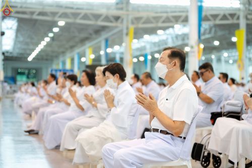 ภาพ No.89497:พิธีตักบาตร ข้าวสารอาหารแห้ง พิธีบูชาข้าวพระ และพิธีจุดเทียนใจ ไฟนิรันดร์  อนันตชัย ณ สภาธรรมกายสากล วัดพระธรรมกาย วันอาทิตย์ที่ 1 ตุลาคม พ.ศ. 2566