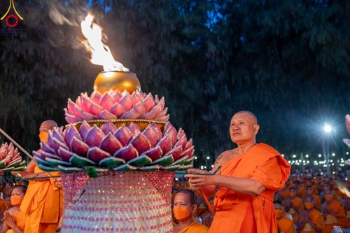 ภาพ No.107167:พิธีจุดประทีปถวายเป็นพุทธบูชา และบูชาธรรมมหาปูชนียาจารย์ ในโครงการธรรมยาตรากตัญญูบูชา มหาปูชนียาจารย์ พระมงคลเทพมุนี(สด จนฺทสโร) พระผู้ปราบมาร  อนุสรณ์สถาน 7 แห่ง ปีที่ 12  วันที่ 6 มกราคม พ.ศ. 2567 ณ อนุสรณ์สถานมหาวิหารพระมงคลเทพมุนี อ.สองพี่น้อง จ.สุพร