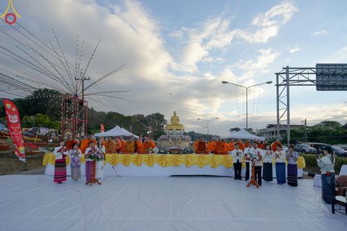 ภาพ No.187199:พิธีตักบาตรพระ ๕๐๐ รูป "สร้างบุญใหญ่ ส่งท้ายปีเก่า ต้อนรับปีใหม่ ๒๕๖๘" วันเสาร์ที่ ๒๘ ธันวาคม พ.ศ. ๒๕๖๗ ณ ถนนหน้าที่ว่าการอำเภอภูเรือ จังหวัดเลย
