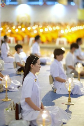 ภาพ No.224012:วันวิสาขบูชา วันอาทิตย์ที่ 11 พฤษภาคม พ.ศ. 2568 พิธีจุดวิสาขประทีป ,  พิธีเวียนประทักษิณรอบพระมหาธรรมกายเจดีย์ , พิธีฉลองชัยสวดมนต์บทธัมมจักกัปปวัตตนสูตร ครบ 7,357,000,000 จบ ณ มหารัตนวิหารคด วัดพระธรรมกาย