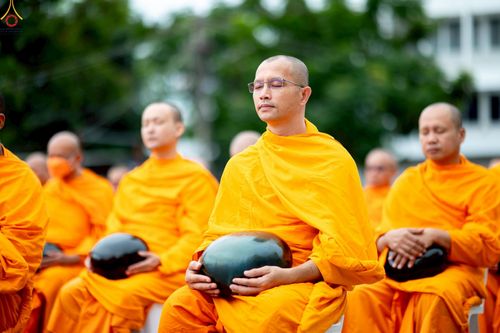 ภาพ No.241936:วันอาทิตย์ที่ 31 สิงหาคม พ.ศ. 2568 พิธีทำบุญแด่คณะสงฆ์ 122 รูป ฉลอง 121 ปี อำเภอคลองหลวง จ.ปทุมธานี เพื่อนำส่งช่วยเหลือคณะสงฆ์ 323 วัด 4 จังหวัดชายแดนภาคใต้ และช่วยเหลือประชาชนจากเหตุปะทะ แนวชายแดนไทย-กัมพูชา ณ บริเวณหน้าที่ว่าการอำเภอคลองหลวง 