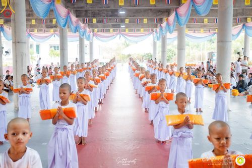 ภาพ No.216003:วันพฤหัสบดีที่ 3 เมษายน พ.ศ. 2568 พิธีบรรพชาสามเณร ภาคฤดูร้อน รุ่นที่ 15  บูชาธรรมหลวงพ่อธัมมชโย 81 ปี 81 รูป ณ ศูนย์ปฏิบัติธรรมสวนผึ้ง จ.ราชบุรี