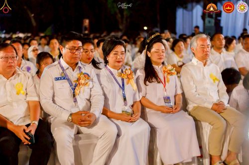 ภาพ No.224528:วันจันทร์ที่ 12 พฤษภาคม พ.ศ. 2568  ชาวพุทธในอินโดนีเซีย ร่วมฉลองวิสาขบูชาจุดประทีปกว่า 200,000 ดวง ณ พระมหาเจดีย์บรมพุทโธ  เจริญพุทธมนต์ถวาย “พระวชิรเกล้าเจ้าอยู่หัว”