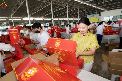 ภาพ No.212307:วันพุธที่ 19 มีนาคม พ.ศ. 2568 การบรรจุไทยธรรมลงกล่องสำเร็จ 43,500 กล่อง เพื่อถวายแด่พระสังฆาธิการ 40,000 กว่าวัดทั่วไทย ในวันคุ้มครองโลก 22 เมษายน พ.ศ. 2568 ณ บ้านแก้วเรือนทองคุณยายฯ วัดพระธรรมกาย