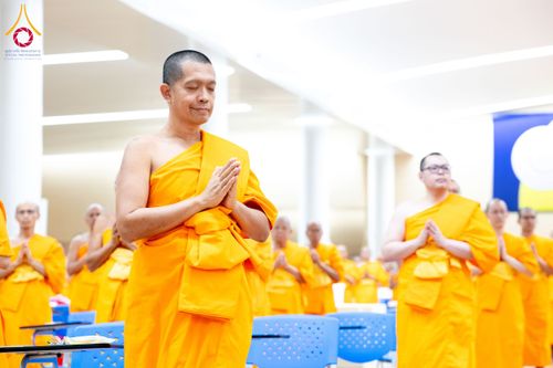 ภาพ No.208834:พระบาทสมเด็จพระเจ้าอยู่หัวทรงพระกรุณาโปรดเกล้าฯ พระราชทานภัตตาหารพระราชทาน แด่พระภิกษุ สามเณร ในการสอบบาลีสนามหลวง ณ วัดพระธรรมกาย วันที่ 22 กุมภาพันธ์ พ.ศ. 2568 ณ วัดพระธรรมกาย อำเภอคลองหลวง จังหวัดปทุมธานี