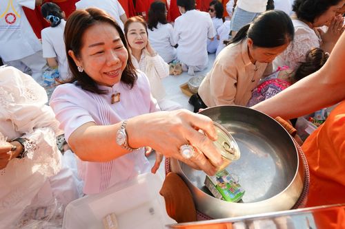 ภาพ No.180469:พิธีตักบาตรพระ ๑,๐๐๐ รูป ฉลองเมืองลำปาง ๑,๓๔๔ ปี วันเสาร์ที่ ๗ ธันวาคม พ.ศ. ๒๕๖๗ ณ ลานพระบรมราชานุสาวรีย์ พระนเรศวรมหาราช อ.เกาะคา จ.ลำปาง