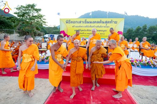 ภาพ No.275136:วันอาทิตย์ที่ 30 พฤศจิกายน พ.ศ. 2568 พิธีตอกเสาเข็ม "สร้างองค์พระเจดีย์เพื่อสร้างสันติภาพโลก" ต้นสุดท้าย ณ ศูนย์ปฏิบัติธรรมระยอง (บ้านช่องลม)