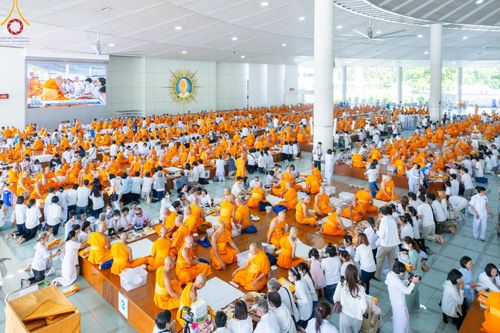 ภาพ No.177422:พิธีถวายภัตตาหารเมนูสวรรค์ และพิธีบุพเปตพลี ครั้งที่ 158 ร่วมอุทิศบุญแด่หมู่ญาติที่ล่วงลับไปแล้ว และสืบทอดอายุพระพุทธศาสนา ณ วัดพระธรรมกาย วันที่ 30 พฤศจิกายน พ.ศ.2567 (วันพระ แรม 15 ค่ำ เดือน 12)