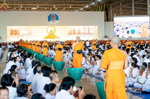 ภาพ No.151049:พิธีตักบาตร ในวันอาทิตย์ต้นเดือน วันที่ 1 กันยายน พ.ศ. 2567 ณ สภาธรรมกายสากล วัดพระธรรมกาย