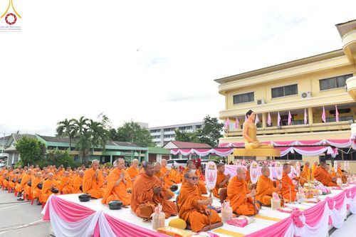 ภาพ No.150851:พิธีเจริญพระพุทธมนต์ และทำบุญตักบาตรแด่คณะสงฆ์ จำนวน 121 รูป เนื่องในโอกาสฉลองครบรอบ 120 ปี อำเภอคลองหลวง จังหวัดปทุมธานี เพื่อถวายเป็นพุทธบูชา ช่วยเหลือผู้ประสบความเดือดร้อนจากอุทกภัย และคณะสงฆ์ 323 วัด 4 จังหวัดชายแดนภาคใต้ วันเสาร์ที่ 31 สิงหาคม พ.ศ. 