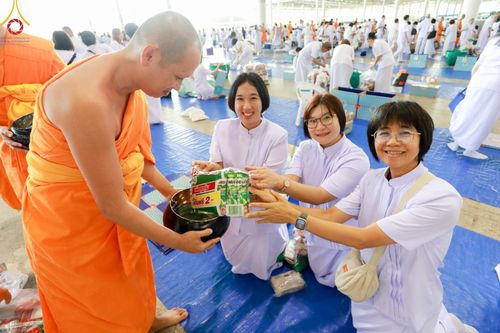 ภาพ No.149954:พิธีตักบาตร , พิธีปฎิบัติธรรม , พิธีถวายภัตตาหารเมนูสวรรค์ ในพรรษาแห่งการเข้าถึงธรรม วันธรรมชัย วันอังคารที่ 27 สิงหาคม พ.ศ.2567 ณ สภาธรรมกายสากล วัดพระธรรมกาย