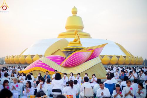 ภาพ No.201077:พิธีตักบาตรพระธรรมยาตรา ณ อนุสรณ์สถานลำดับที่ 5 สถานที่เผยแผ่วิชชาธรรมกายครั้งแรก อนุสรณ์สถานบางปลา วัดบางปลา อำเภอบางเลน จังหวัดนครปฐม ในโครงการธรรมยาตรา กตัญญูบูชา มหาปูชนียาจารย์ พระมงคลเทพมุนี(สด จนฺทสโร) พระผู้ปราบมาร อนุสรณ์สถาน 7 แห่ง ปีที่ 13