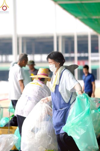 ภาพ No.220515:วันที่ 23-25 เมษายน พ.ศ. 2568 เจ้าหน้าที่และสาธุชนช่วยกัน รับบุญเก็บงานวันคุ้มครองโลก ณ วัดพระธรรมกาย